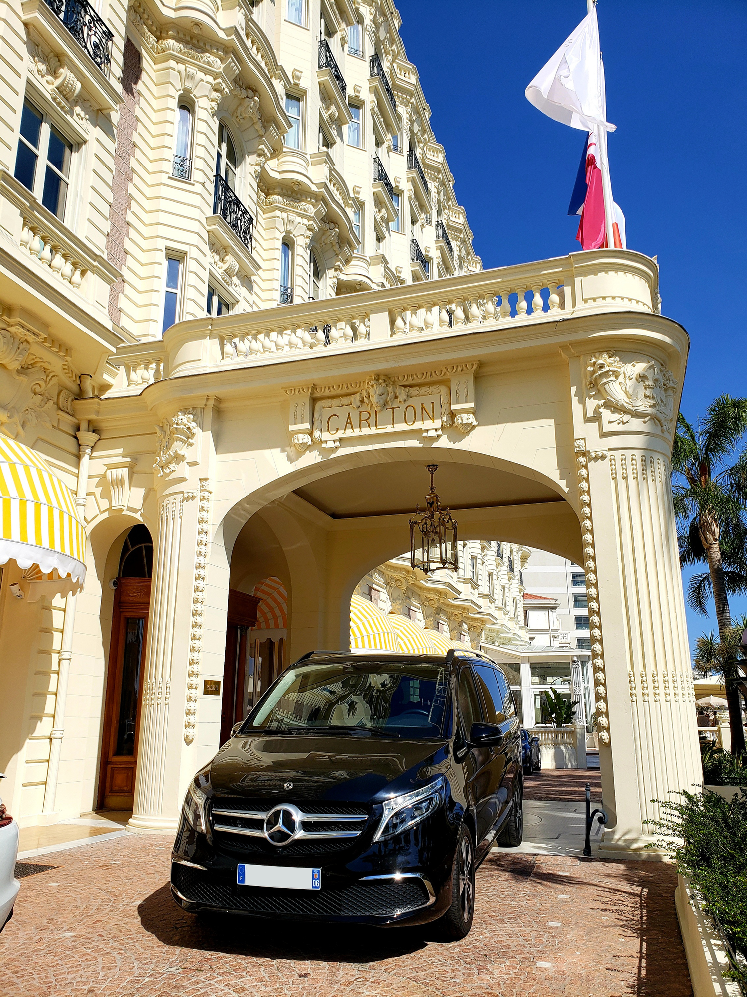 Mercedes classe V devant Hotel Carlton Cannes